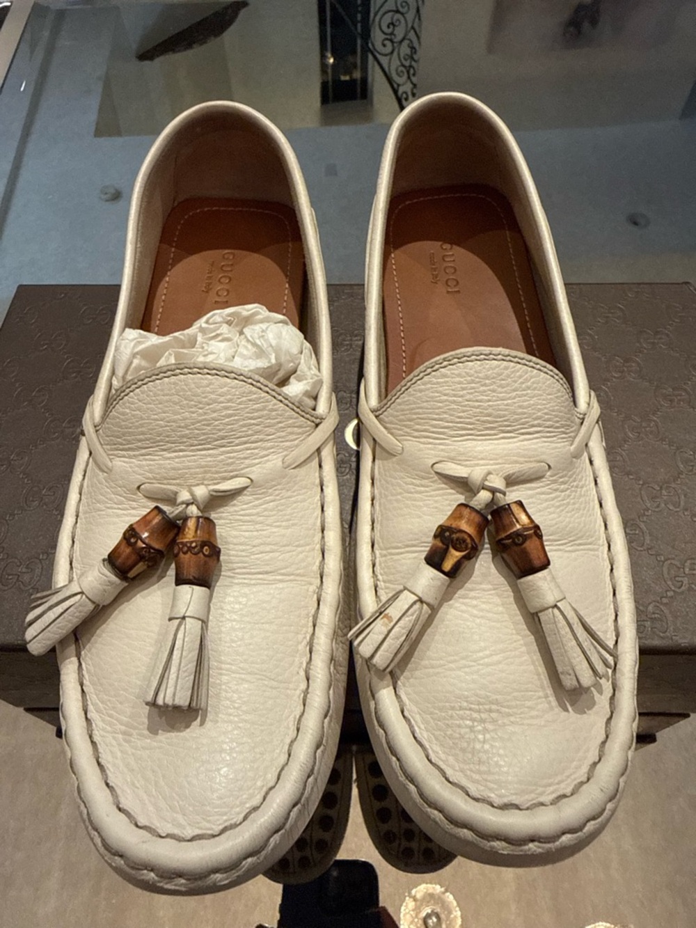 Gucci Cream Leather Tassel Loafers with Wooden Accents - Picture 2 of 4